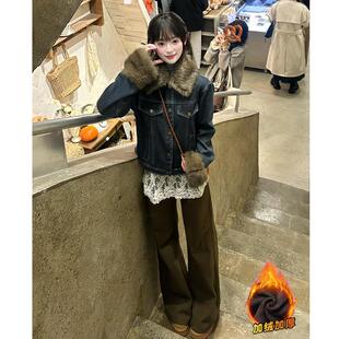 美拉德棕咖啡色加绒微喇叭牛仔裤女2025新款冬小个子不贴腿直筒裤