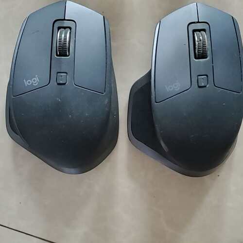 {议价}无线鼠标。新款二手的。MXMaster2S，篮牙无线都行{可维修}