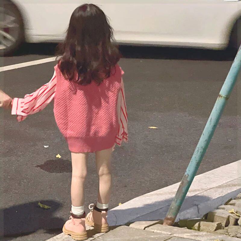 宝宝春秋针织背心2025新款童装女童粉色毛衣马甲洋气卡通条纹衬衫