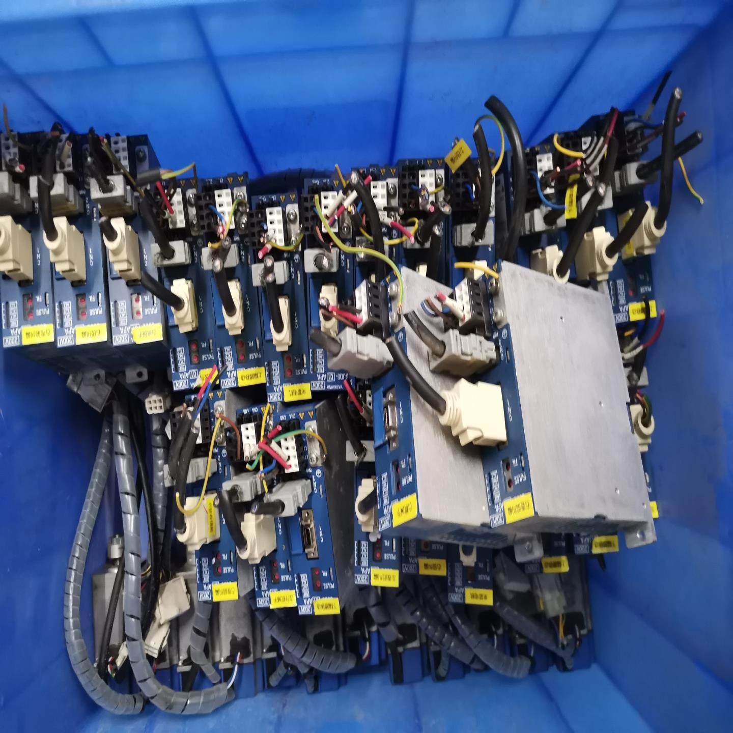 安川100W伺服电机套装，AC-INPUT，SJDE-01A议价