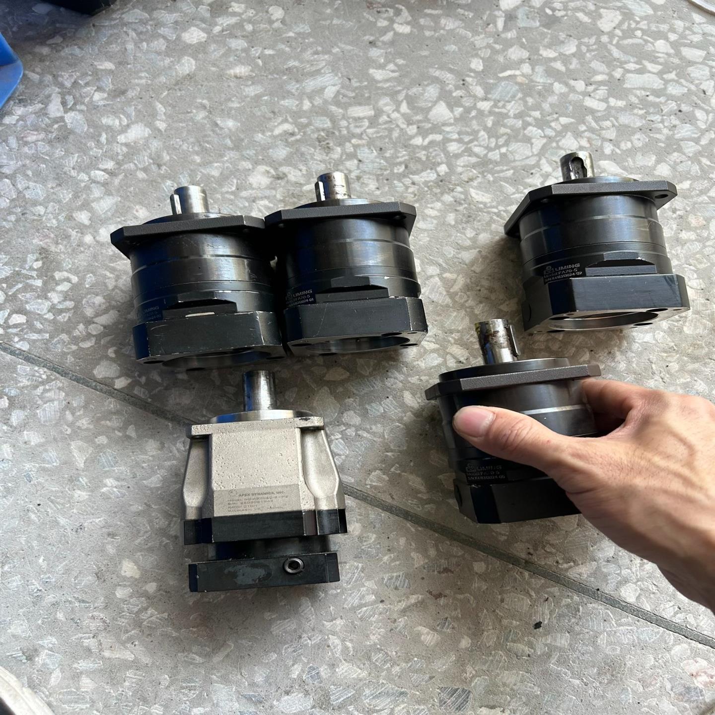 精锐和利明斜齿行星减速机1:5和1:10适配400瓦和200