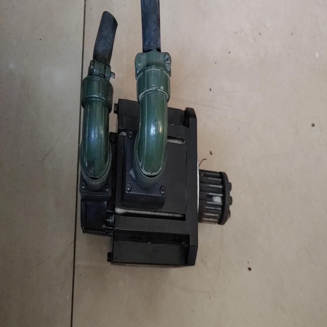 MDME152GCGM  伺服电机，实图，功能完好，