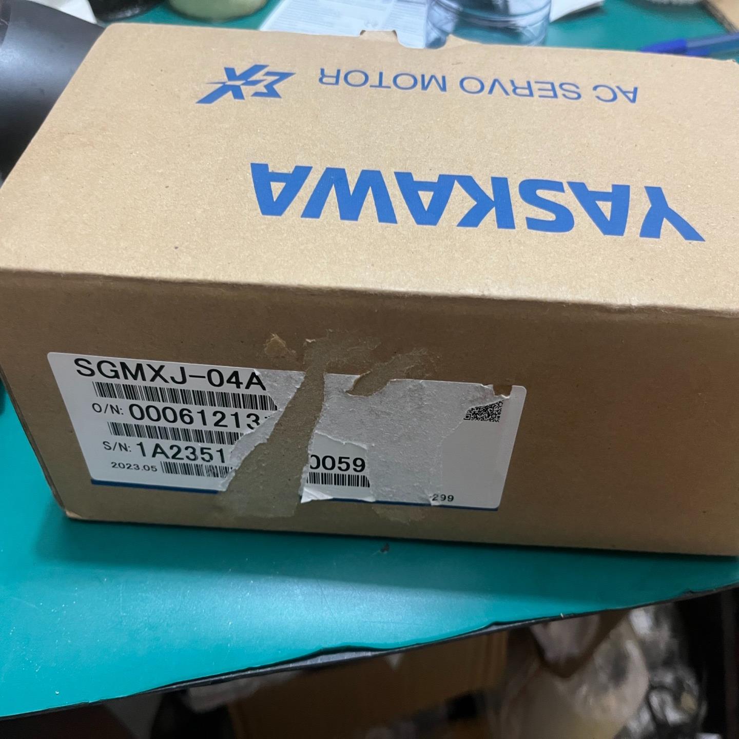 全新原装安川伺服电机SGMXJ-04AUA6SC2，未安装使