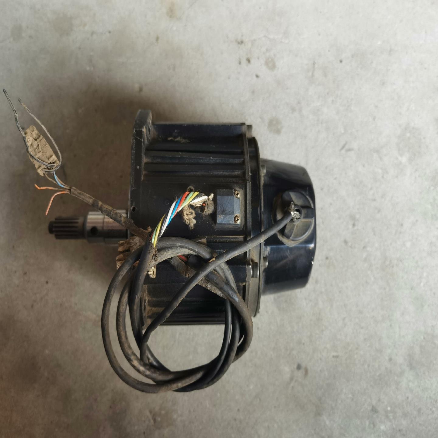 安川伺服电机SGMDH-12A2A-YR13，物品实图拍摄，