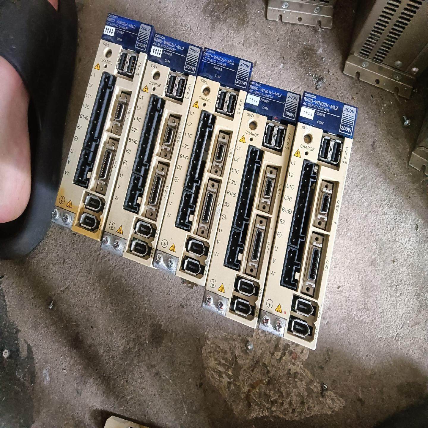 驱动器R88D-WN02H-ML2，如图5个，