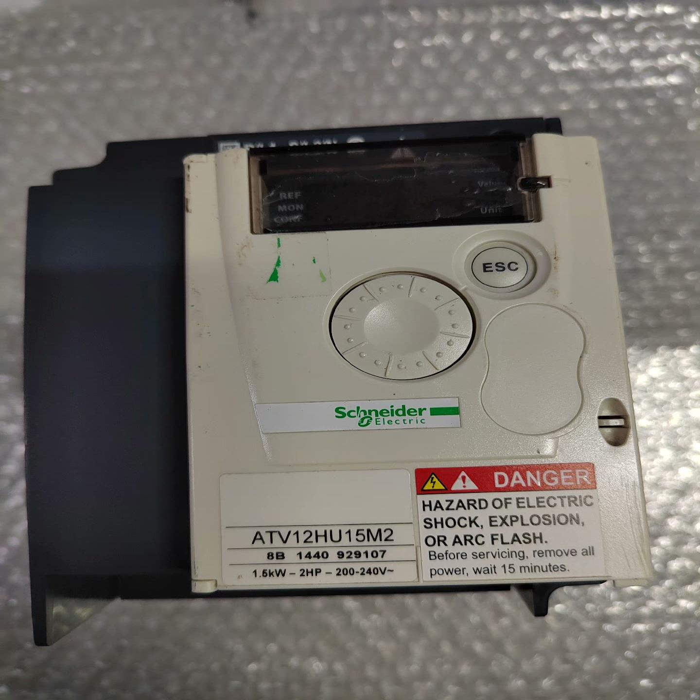ATV12HU15M2变频器1.5kw， 220V功能