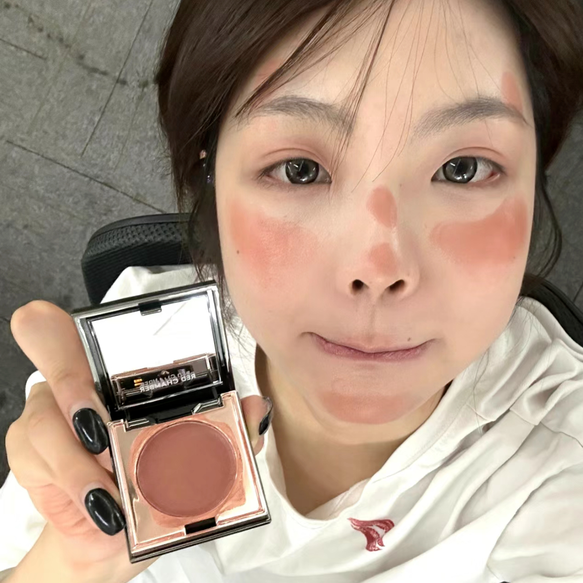 裸门永存~唇颊两用腮红膏显白
