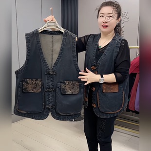 2025春装中老年妈妈装加肥加大码牛仔马甲女刺绣盘扣显瘦洋气春款