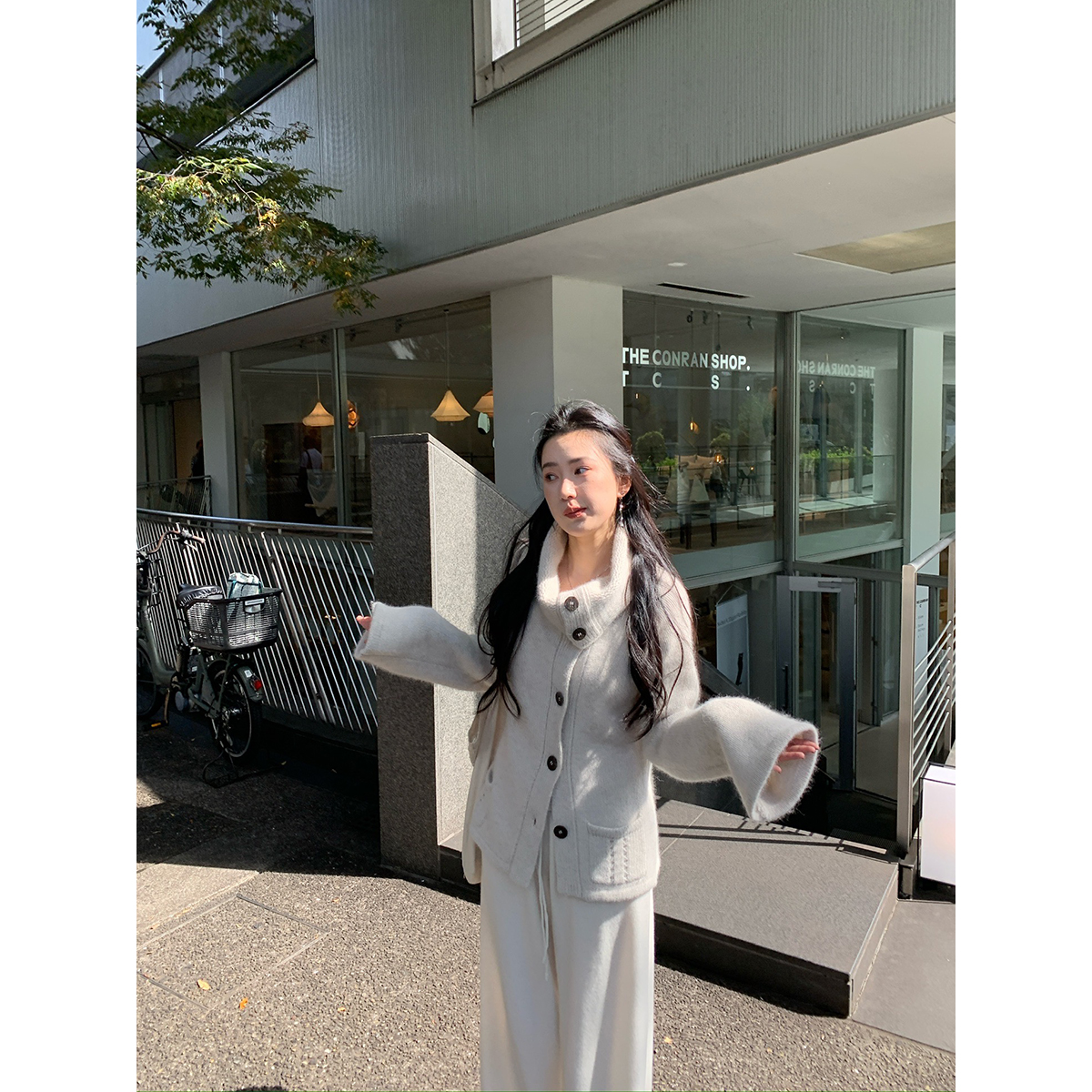 isaro uu 私服系列羊绒浣熊绒堆堆领~翻领侧门襟单排扣喇叭袖毛衣