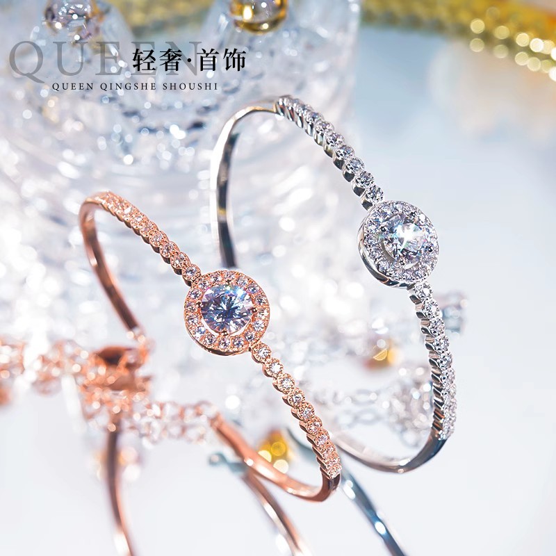 纯18K金四爪圆包手镯简约进口D色莫桑石可调节超闪群镶蛋糕手镯