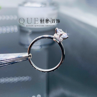 PT950铂金进口D色莫桑石简约四爪皇冠戒指女手捧花钻石戒指送女友