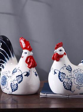 青花瓷大红鸡陶瓷摆件十二生肖鸡创意家居艺术装饰客厅陶瓷工艺品