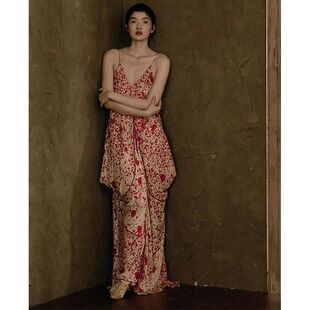 25斑点鹅掌花印吊带连衣裙