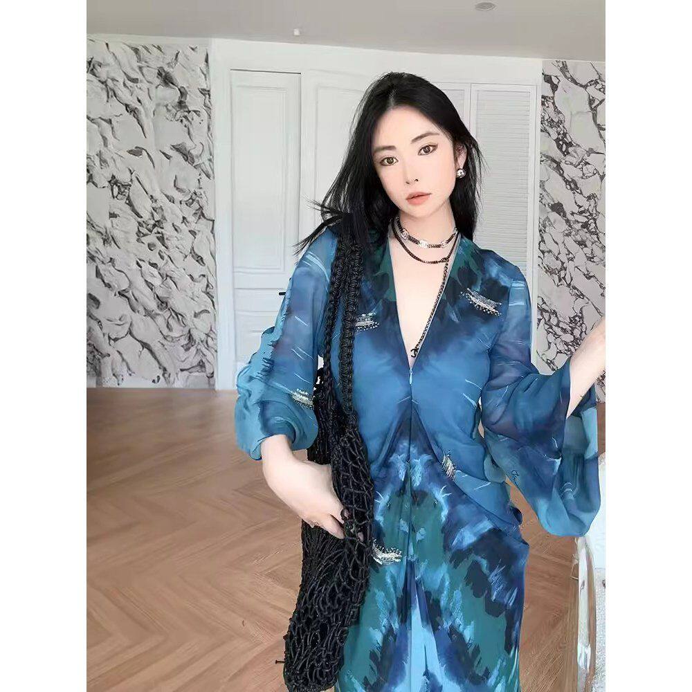 2024年夏季高贵茶歇法式连衣裙扎染度假风印花v领长袖小众长裙子