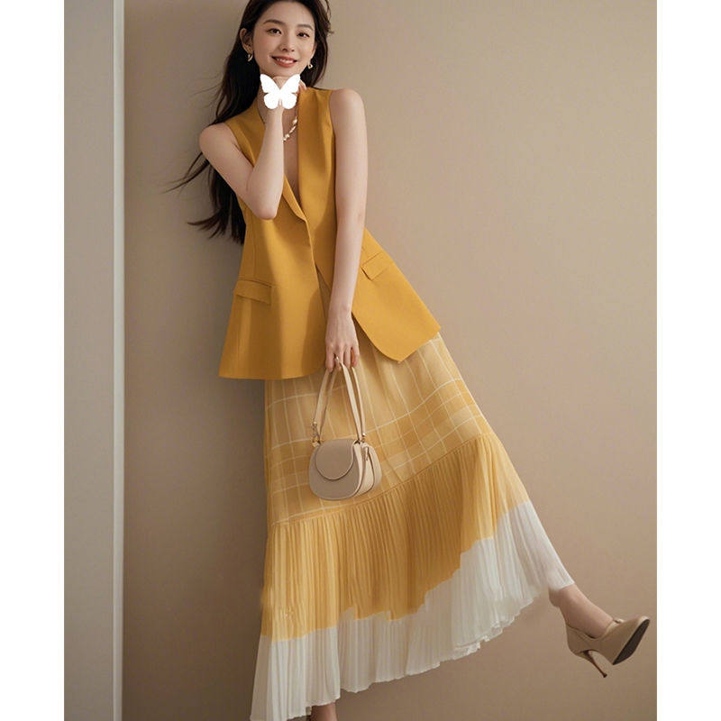 夏天搭配一整套时尚2024新款超好看减龄橙色马夹格纹半身裙两件套