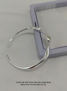 一页出品！高级感极简风扭纹开口可调节女士时尚日常通勤百搭手镯