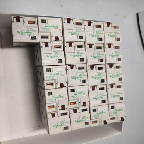 继电器RXM2AB2P7 触点完好，电压AC220V,
