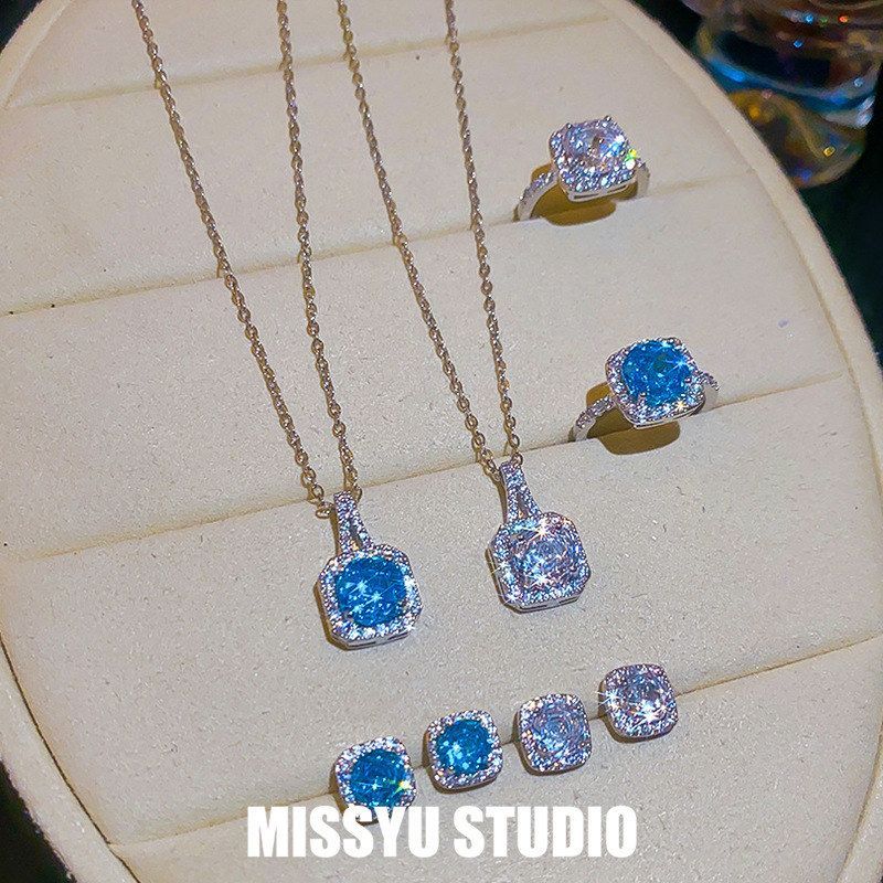 方形吊坠简约！高级感蓝海漾女