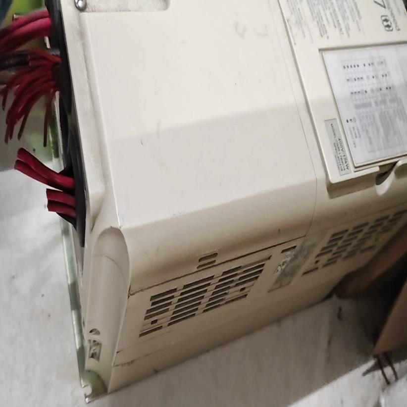 安川变频器CIMR-L7B4015,15KW