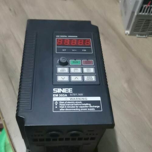 正弦变频器EM303A-0R7G/1R1P-3CB，