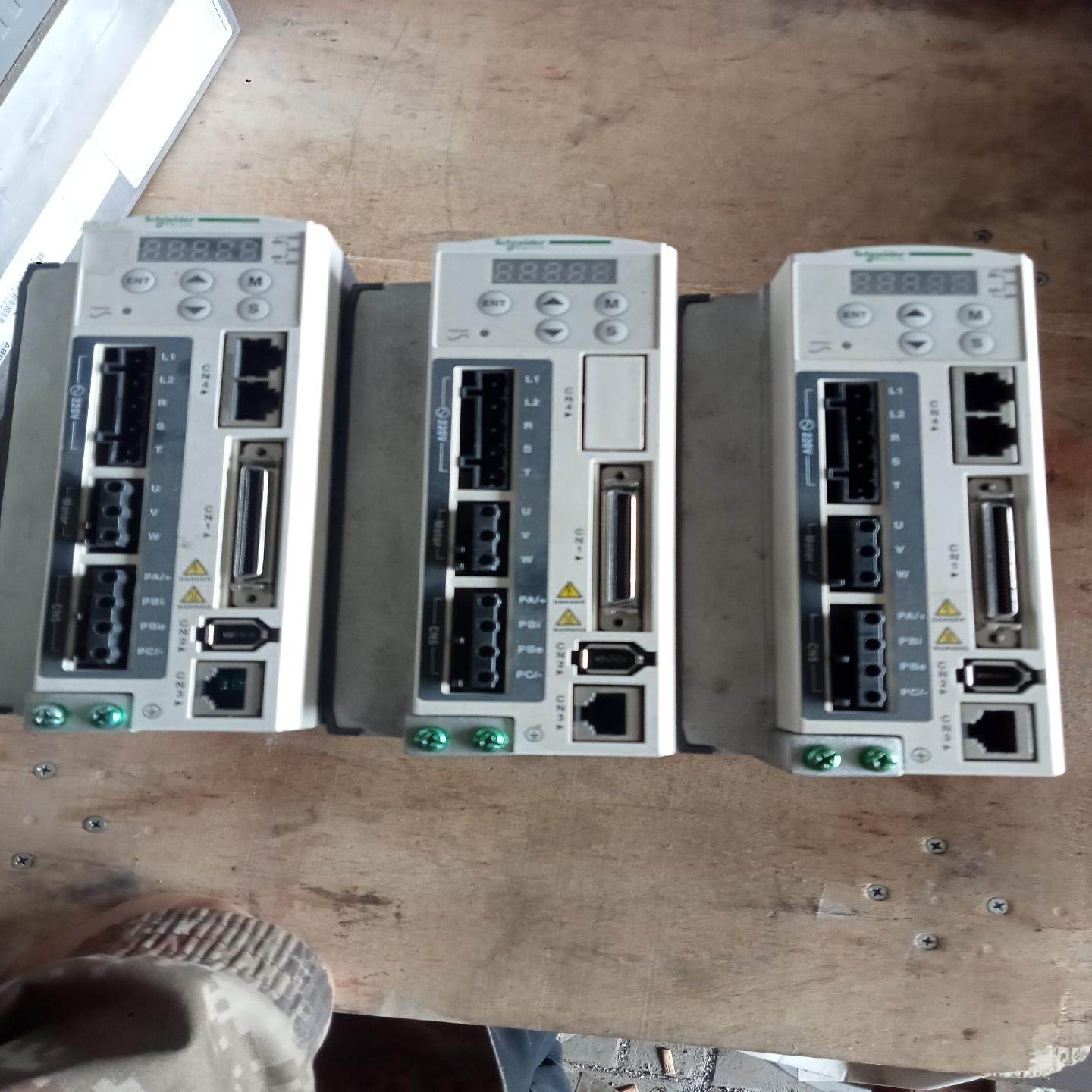 （设备配件）三台施奈德伺服驱动器实物拍摄两台LⅩM23DU10M3X1.