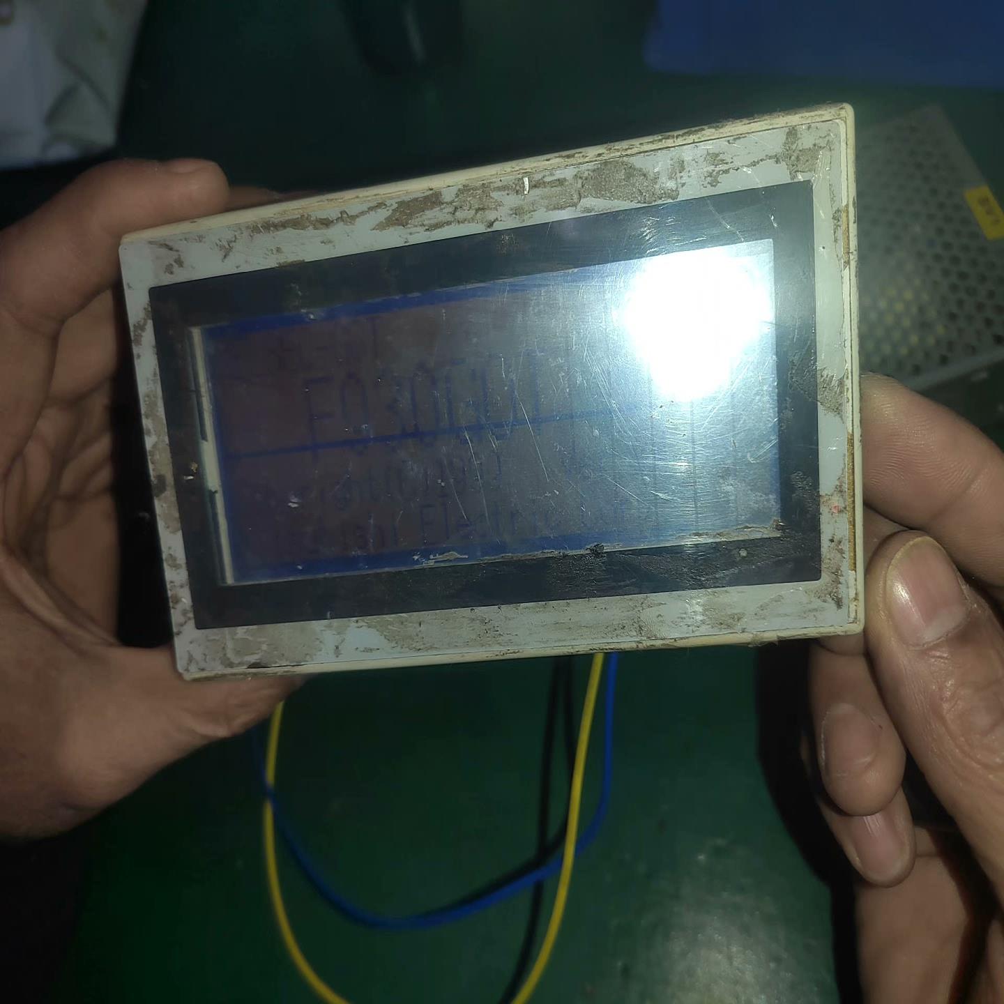 三菱触屏F930GOT-BWD-C有两台开机有屏有横线这