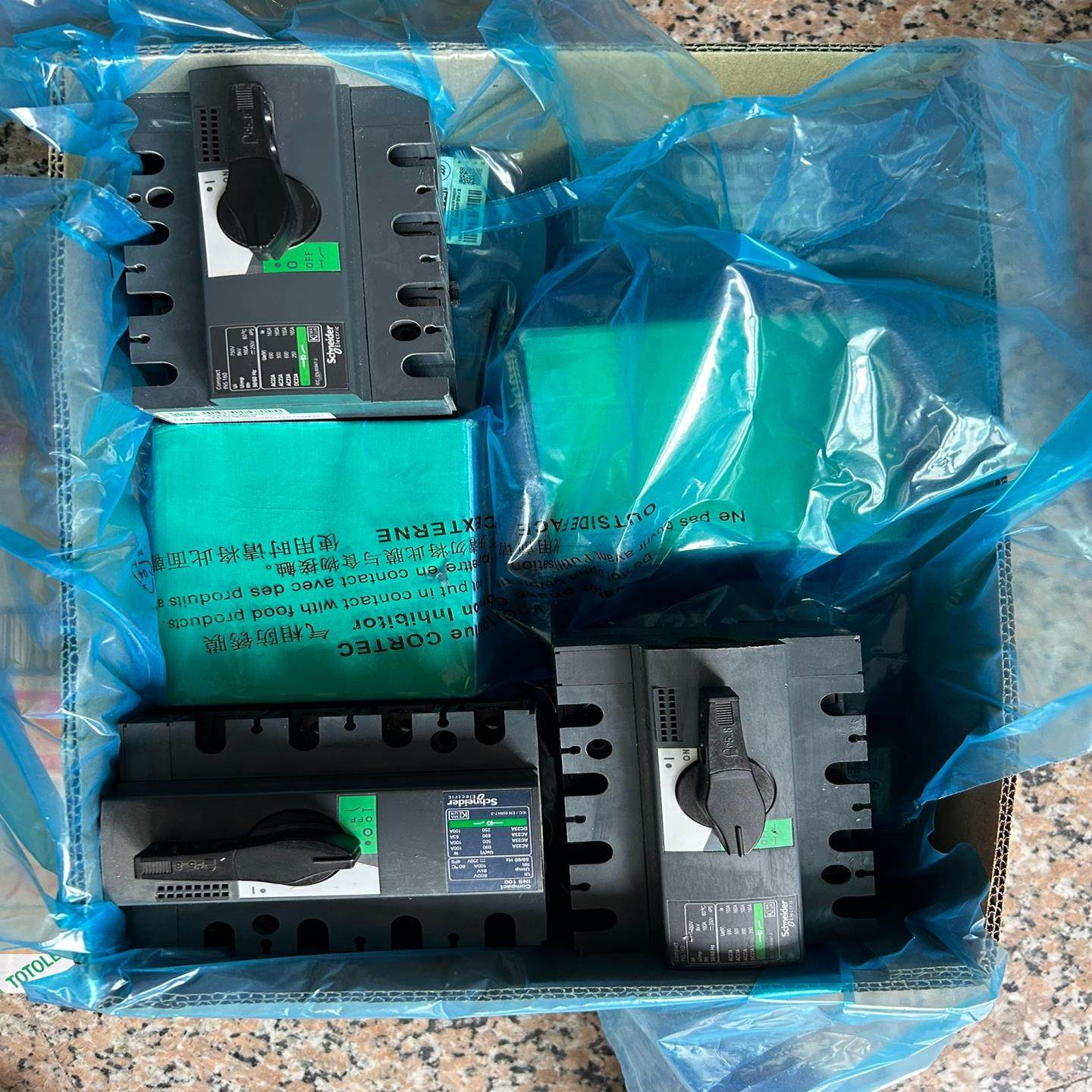 负荷隔离开关INS100/160两种。照片拍