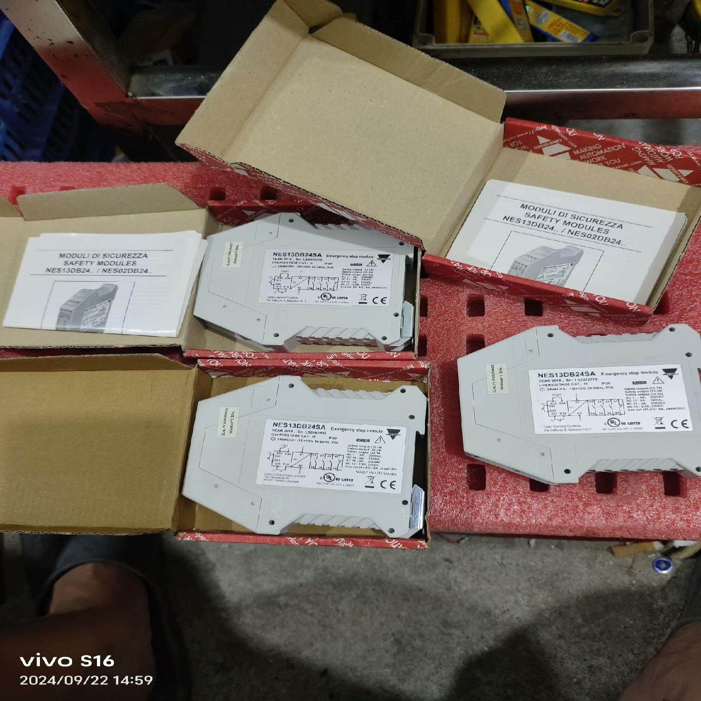 {雅致机械商行}瑞士佳乐  NES13DB24SA   安全继电器成色新功