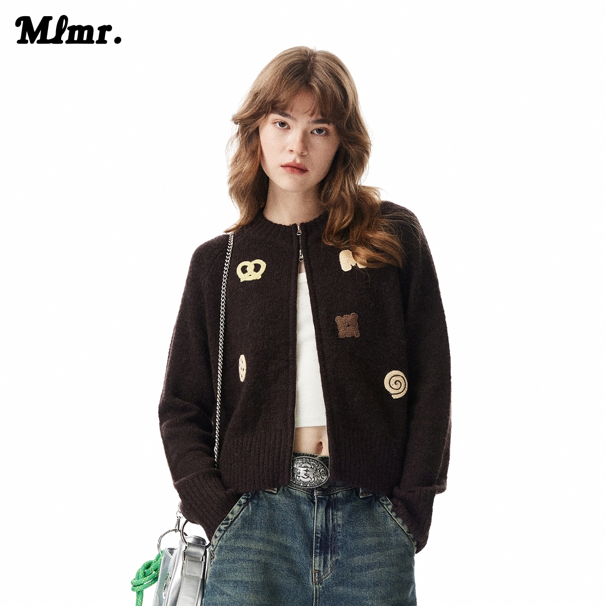 合体短款版型；含羊毛面料；罗纹圆领领口