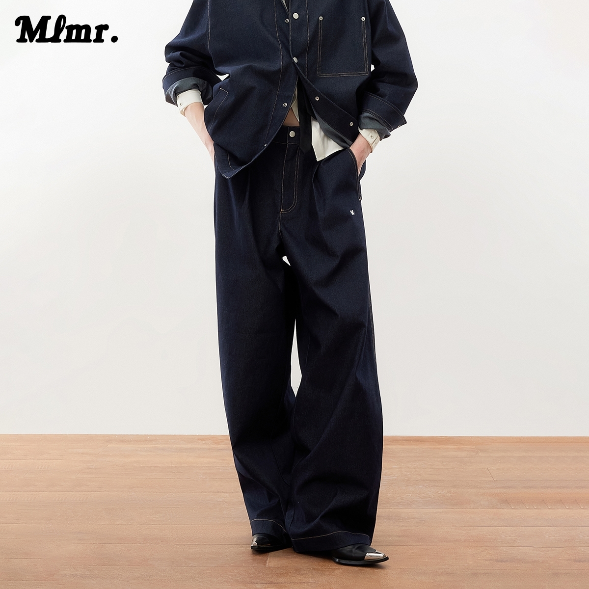 单侧字母LOGO刺绣；背后双插袋；双色可选