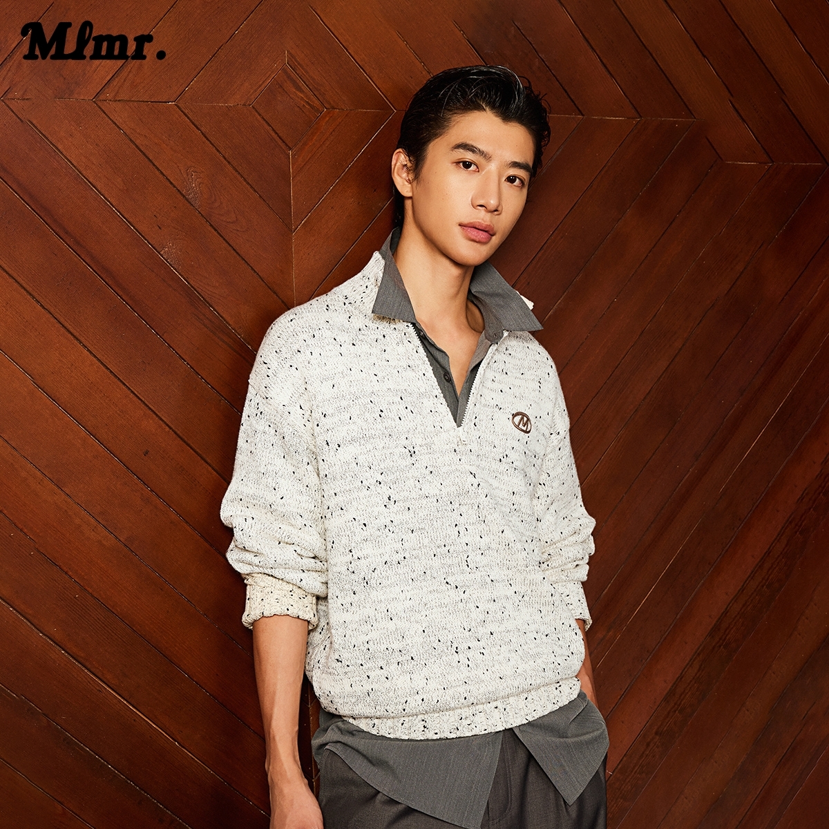 略宽松版型；立领领型；半拉链设计