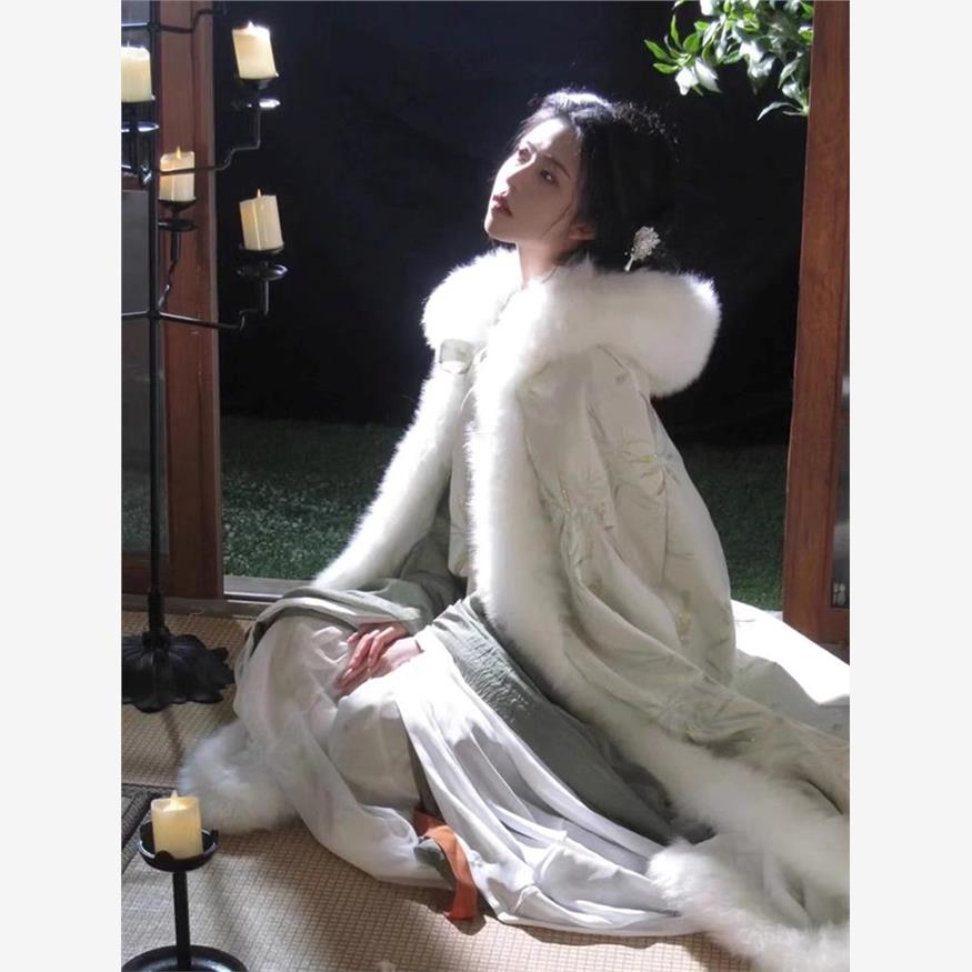 斗篷汉服女冬2024新款白