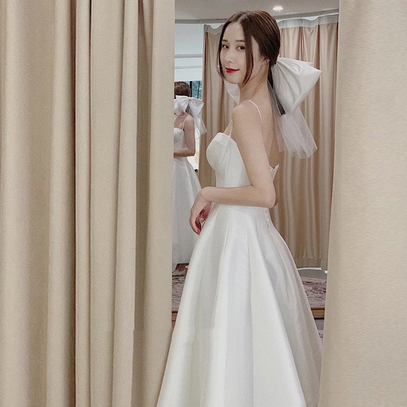 吊带缎面轻婚纱2025新款夏季旅拍简约出门纱新娘结婚迎宾礼服