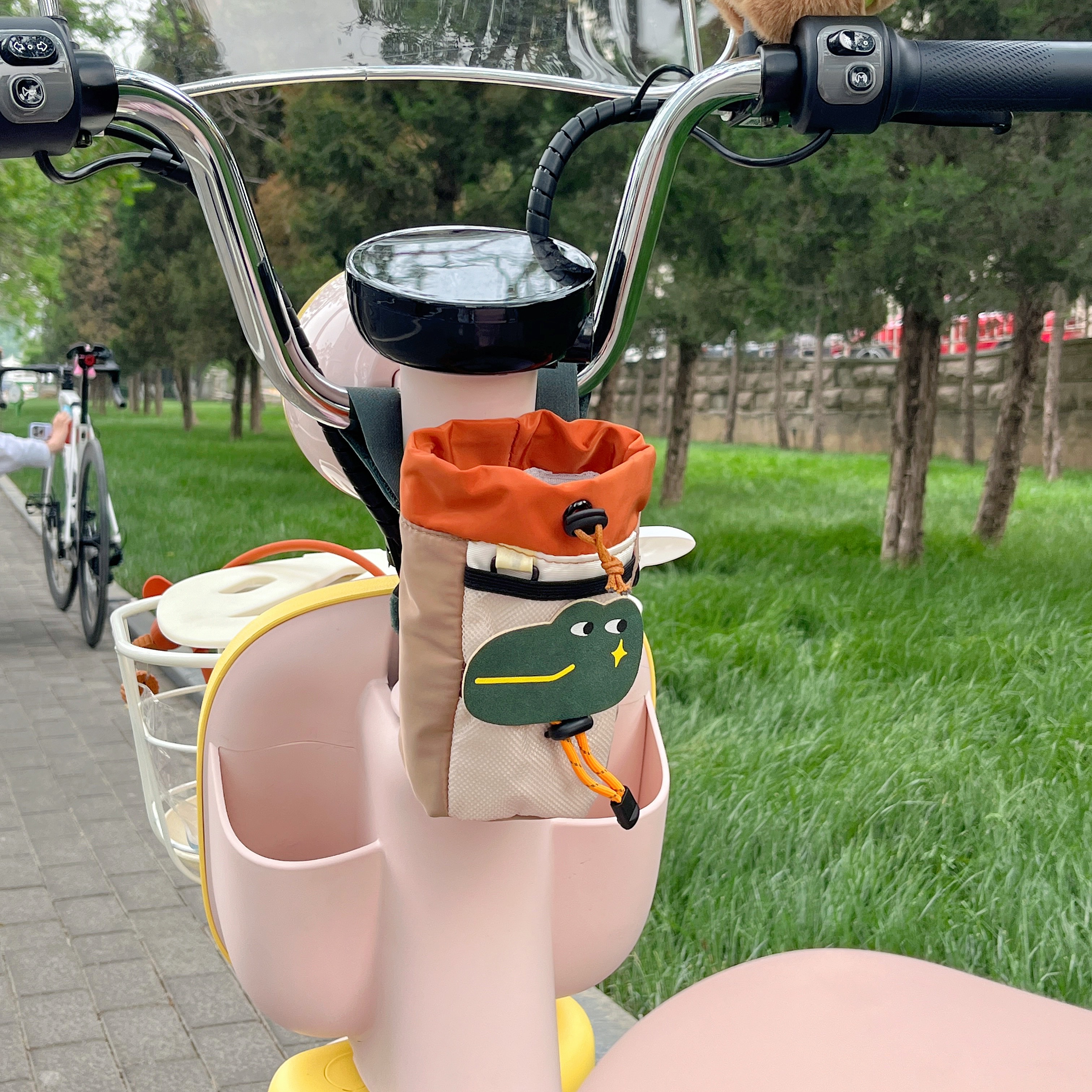 爱玛电动车前置物兜挂物包手机挂袋挂包多功能电瓶车水杯架收纳包