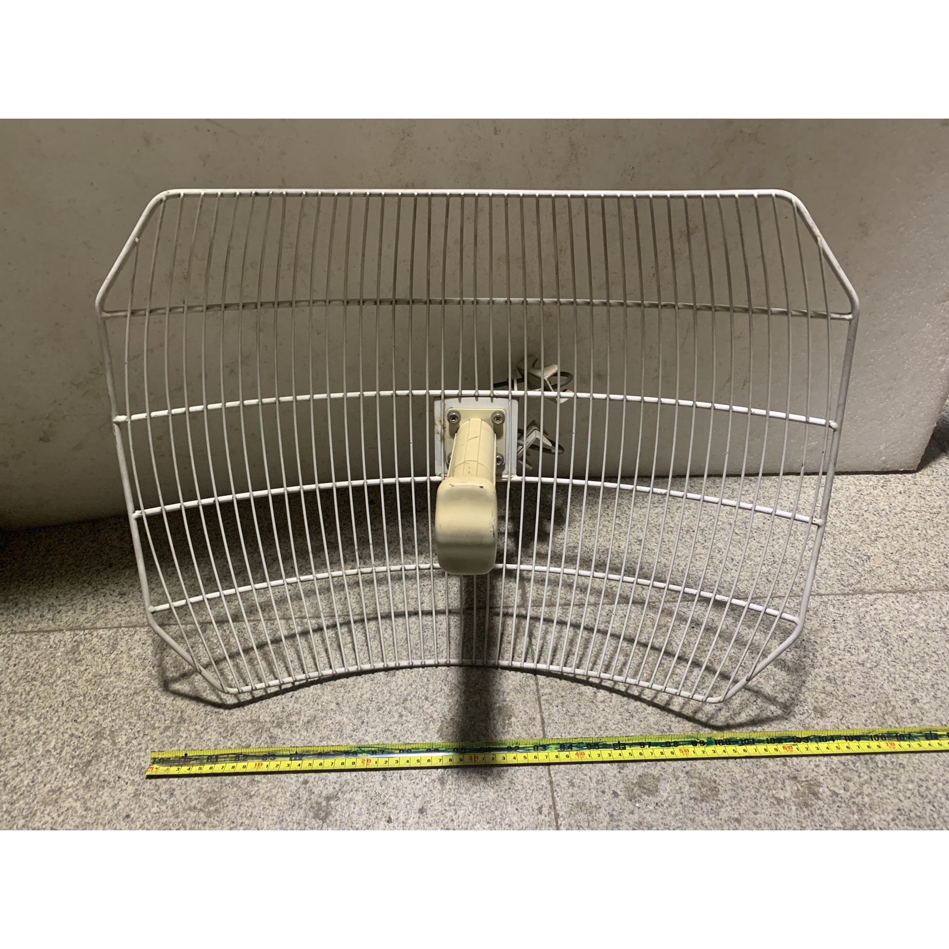 询价抛物面栅格天线,那用的那产的自己研究自己看,后面线剪了,塑