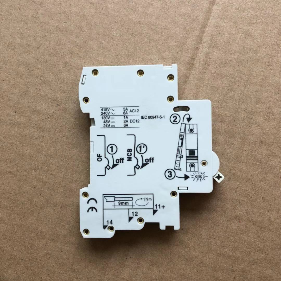 断路器附件辅助触点开关