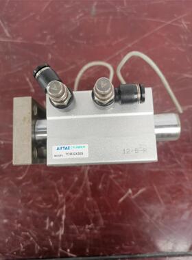 亚德客三轴气缸：TCM32X30S，数量1个