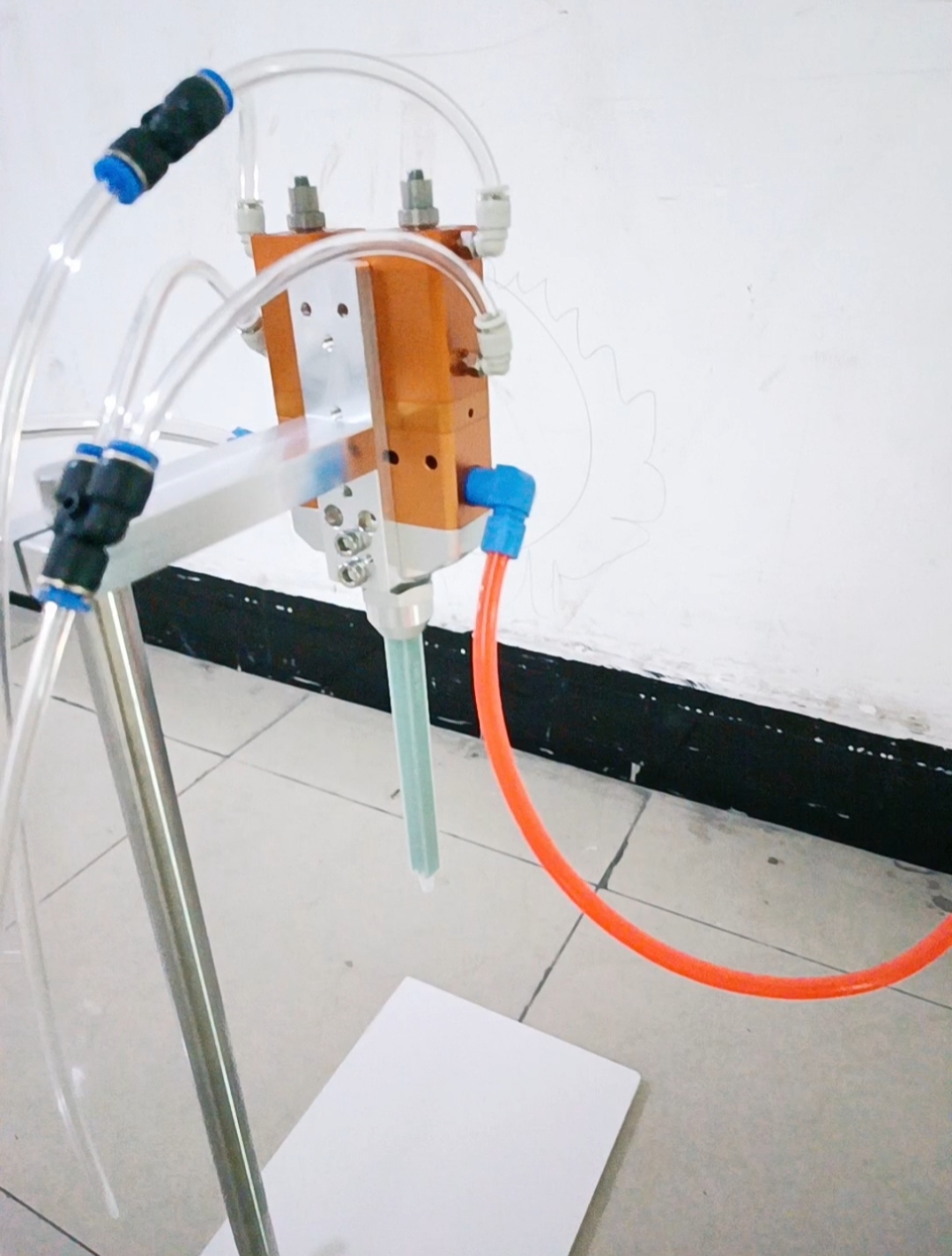 金闪点胶阀固定支架灌打