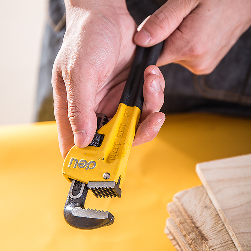 管钳子万能扳手家用喉小