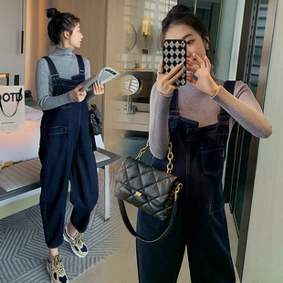 孕妇秋冬装牛仔背带裤套装大码显瘦打底衫百搭减龄宽松长裤两件套