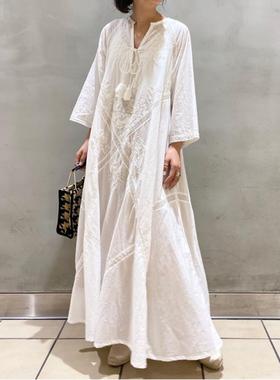 日系复古白色V领流苏系带重工刺绣花连衣裙23夏度假风七分袖长裙