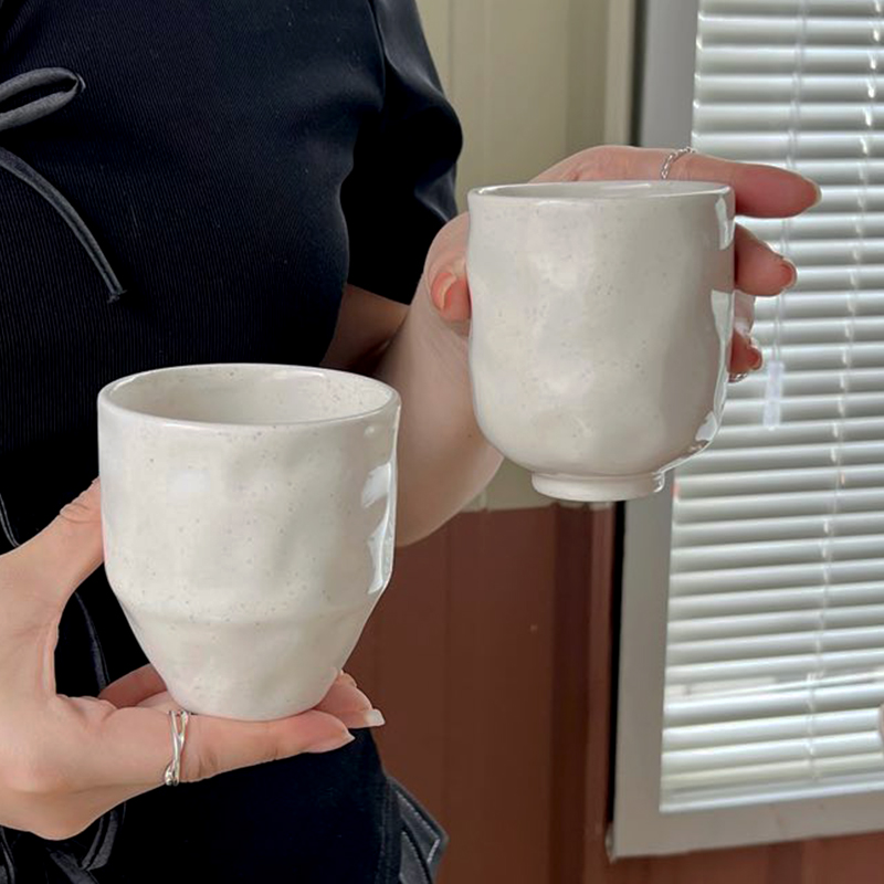 简约白色小圆杯手冲咖啡