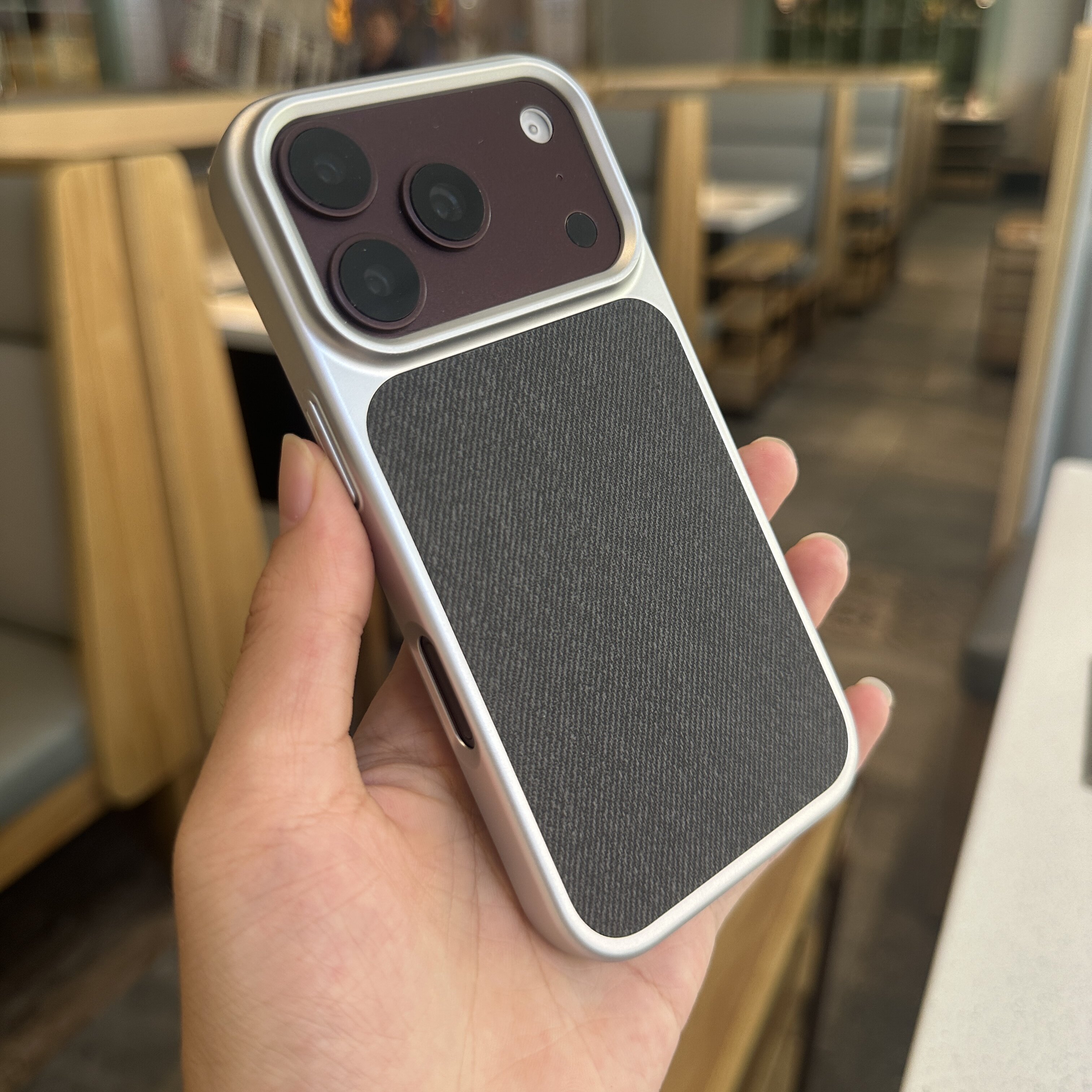 秒变亚麻贴皮适用iPhone18Promax手机壳毛麻磁吸苹果17Pro全包高级黑色iphone16pro电镀边防指纹情侣款保护套