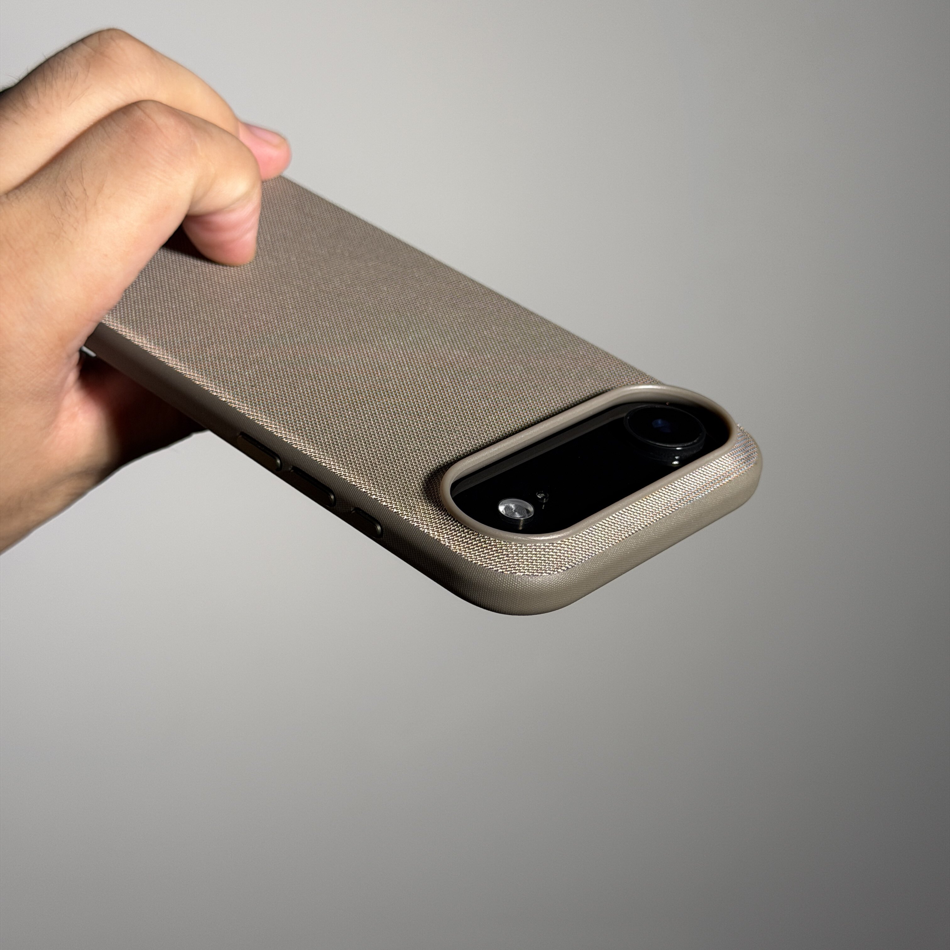 高端驼灰色科技织物磁吸适用苹果Air手机壳iPhone18Promax贴皮黑色17Pro全包16防指纹1514男女13防摔12硬壳11