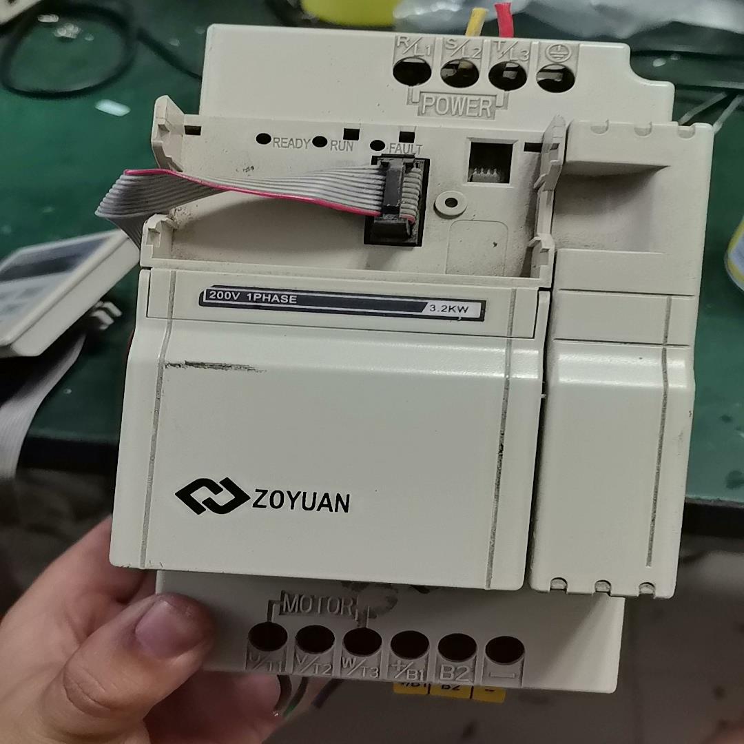 卓远变频器ZY2200-3R2G-DK，3.2KW  220