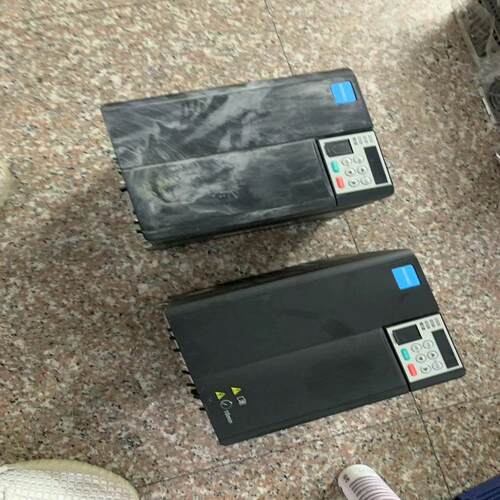 [德峰]汇川变频器CS300-4T5.5GB 共两台 其中一台外观有