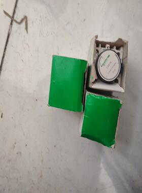 LADT0辅助触点三个如图所示盒子有些破旧有。