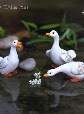 Resin simulation drinking water white duck decoration