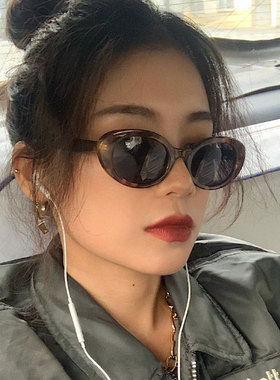 猫眼豹纹墨镜女凹造型ins