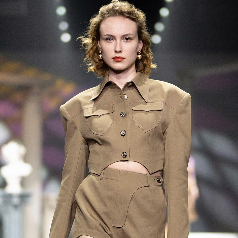 【时装周】Magyann圣彼得堡2025秋设计师对称口袋弧形下摆短外套